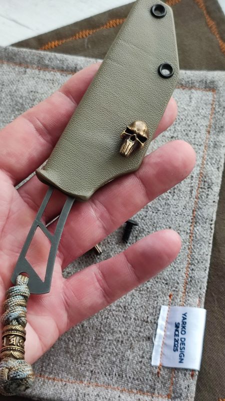 Барел'єф на піхви ,, каратель,, латунь
