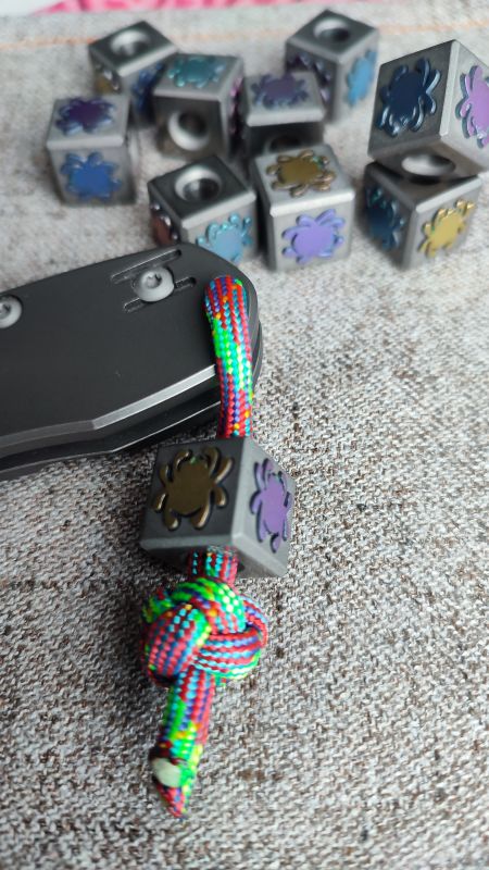 Намистина на темляк ,, Spyderco,, куб титан